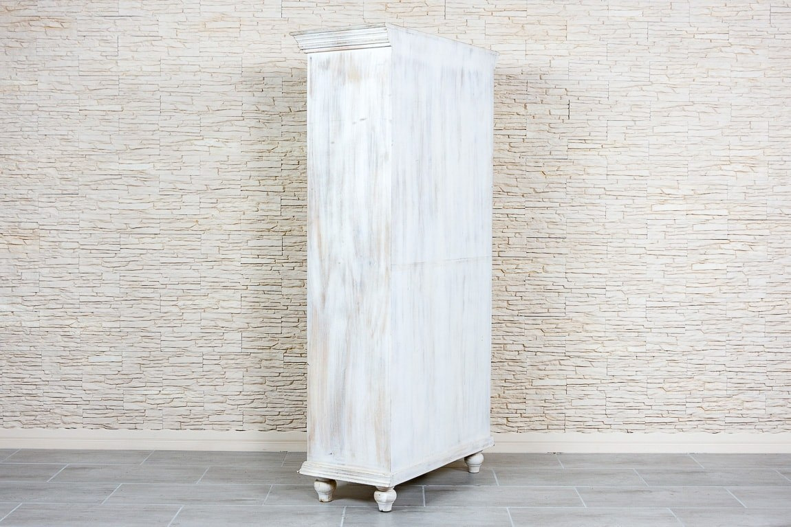 Bielona drewniana szafa indyjska w stylu orientalnym