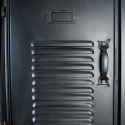 Czarna żelazna szafka w stylu industrialnym