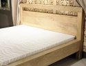 Nowoczesne jasne łóżko z drewna mango z Indii