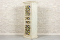 Wąska indyjska szafka drewniana zdobiona kolorowymi płykami