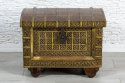 Drewniany kufer kolonialny z mosiężnymi okuciami