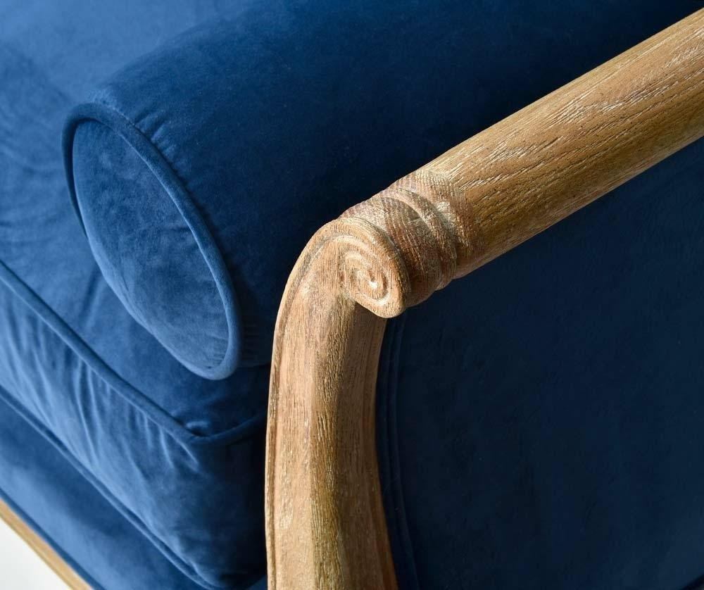 Niebieska stylowa sofa na ozdobnych nóżkach CLASSIC Belldeco