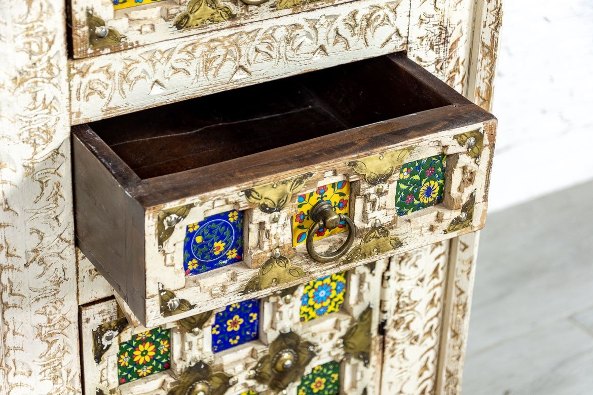 Wąska indyjska szafka drewniana zdobiona kolorowymi płykami