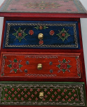 Indyjska kolorowa szafka orientalna ze zdobieniami