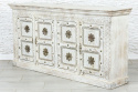 Szeroka biała komoda indyjska z mosiężnymi dekorami