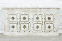 Szeroka biała komoda indyjska z mosiężnymi dekorami
