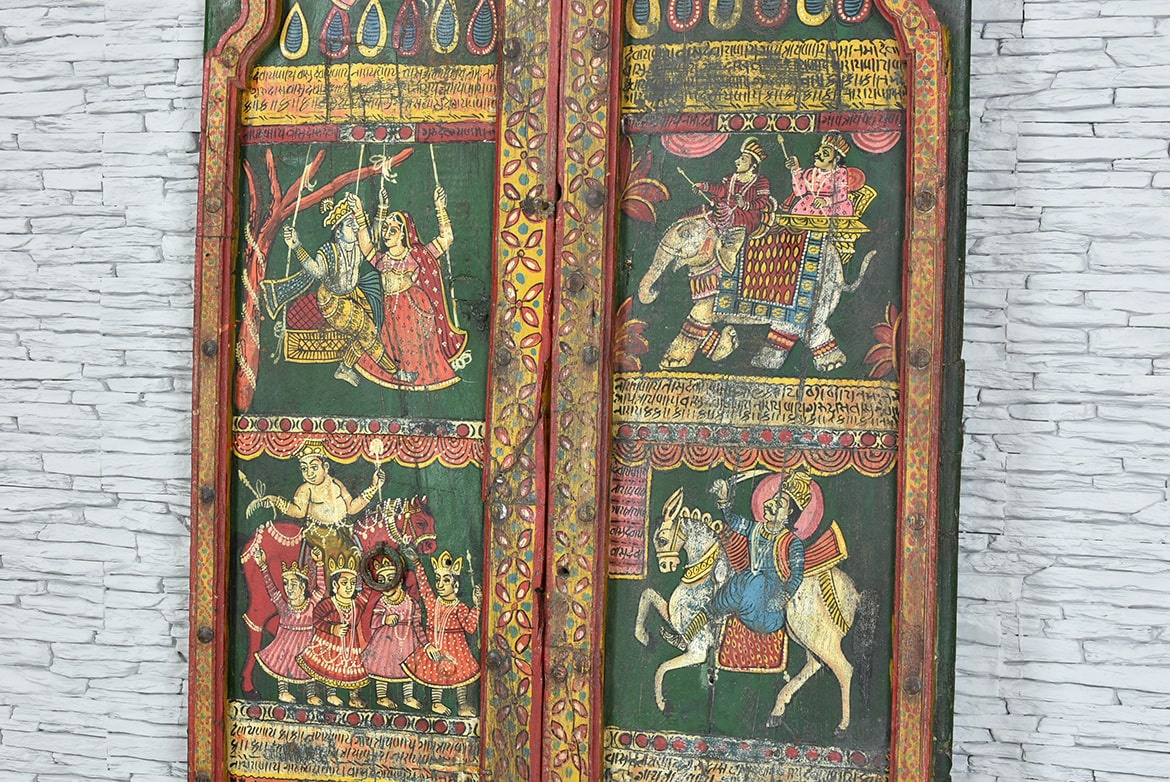 Stare kolorowe drzwi indyjskie ze scenkami rodzajowymi