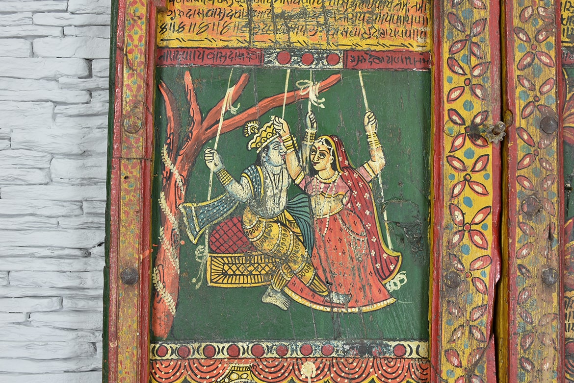 Stare kolorowe drzwi indyjskie ze scenkami rodzajowymi
