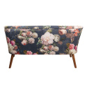 Piękna sofa retro w kwiaty w angielskim stylu