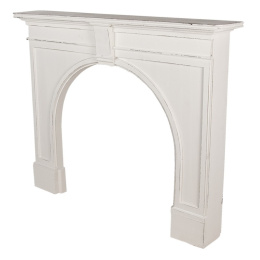 Biały drewniany portal kominkowy z łukiem w stylu vintage