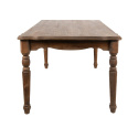 Drewniany stół prostokątny w stylu rustykalnym