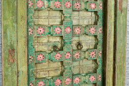 Stare zielone drzwi indyjskie z kwiatami