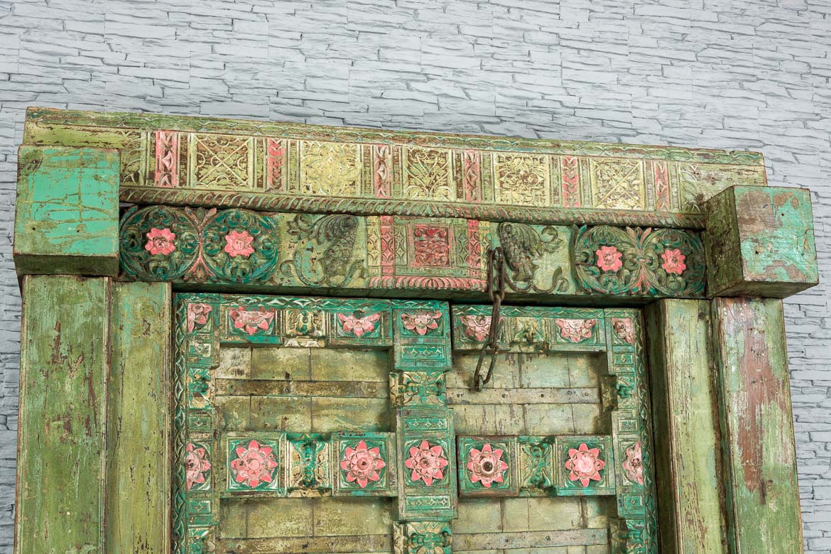 Stare zielone drzwi indyjskie z kwiatami