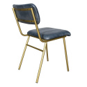 Szare skórzane krzesło na złotych nogach