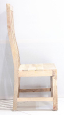 Wysokie jasne krzesło drewniane z ażurowym oparciem