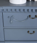 Niebieska drewniana komoda z szufladami w stylu vintage