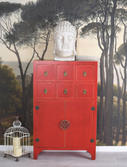 Orientalna czerwona komoda drewniana w stylu chińskim