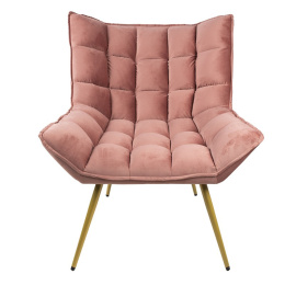 Różowy welurowy fotel na złotych nóżkach