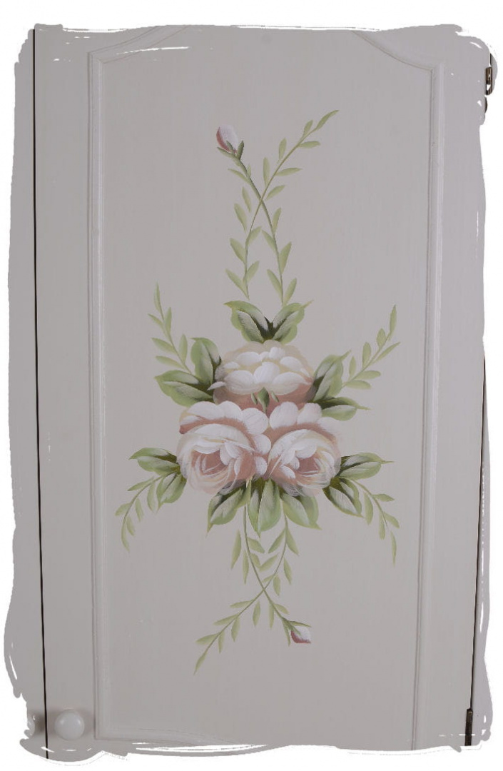 Biała szafa rustykalna w kwiaty
