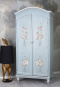 Niebieska szafa rustykalna w kwiaty