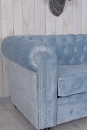 Pikowana niebieska sofa dwuosobowa Chesterfield