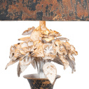 Postarzana metalowa lampa stołowa z kwiatami