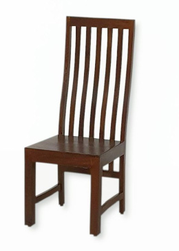 Drewniane brązowe krzesło z wysokim oparciem