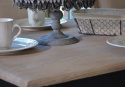 Drewniany stół z rzeźbionymi nogami w stylu vintage
