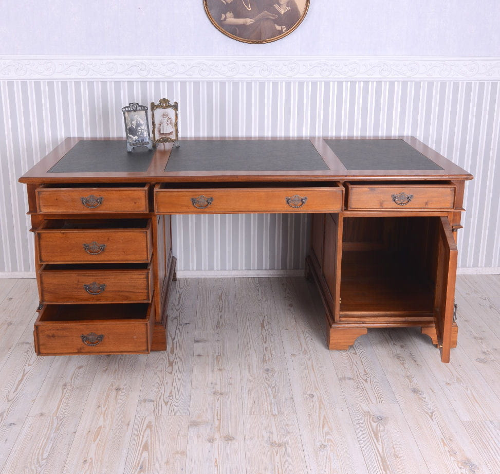 Duże stylowe biurko z drewna mahoniowego