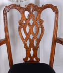 Drewniany fotel gabinetowy z tapicerowanym siedziskiem