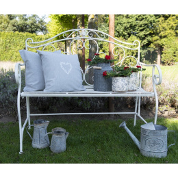 Biała metalowa ławka ogrodowa
