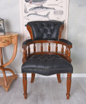 Czarne skórzane krzesło gabinetowe w stylu Chesterfield