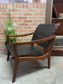 Drewniane krzesło z czarną skórzaną plecionką